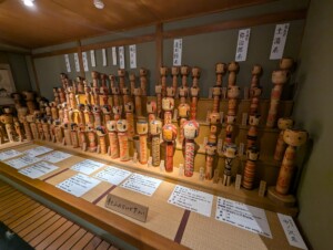 みやぎ蔵王こけし館｜系統別のこけし展示