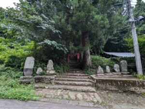 新地集落にある惟喬神社の入り口