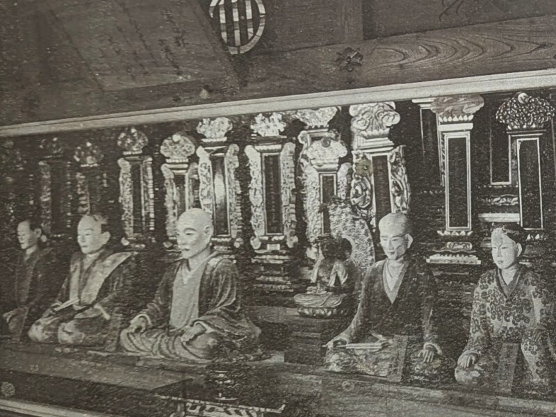 Seated wooden statues of Yoshinao, Tsunamoto, and Yoshimoto are enshrined in the Moniwa family mausoleum.