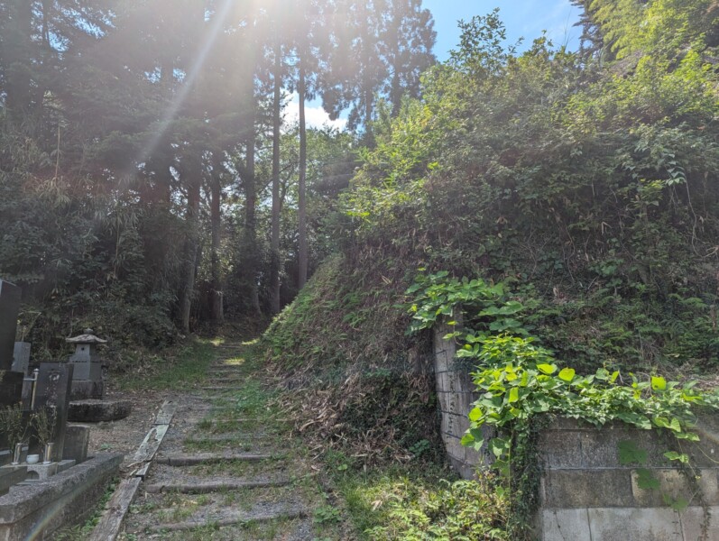 The road leading to the Moniwa family mausoleum