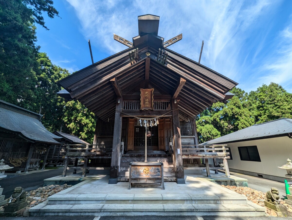 Sala de culto del santuario Osaki Hachiman