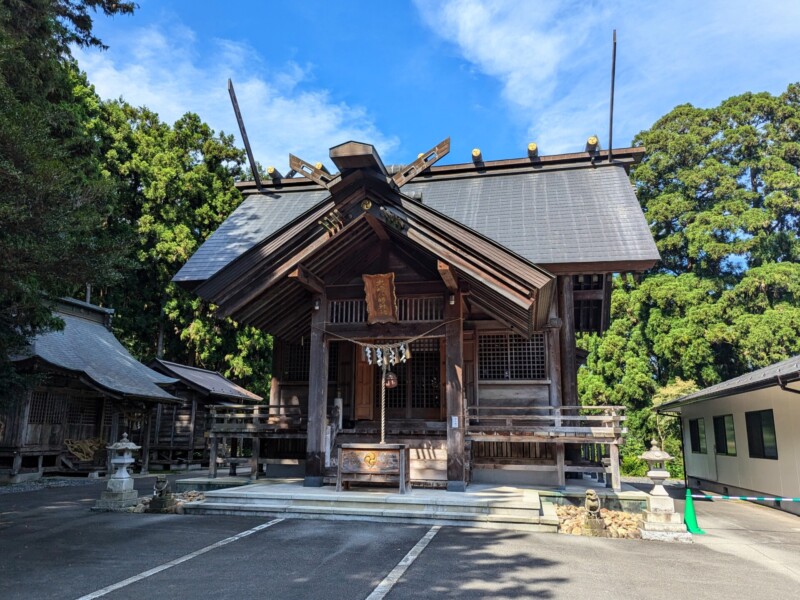 El salón de adoración del Santuario Osaki Hachiman y el antiguo salón de adoración visible en la parte trasera.