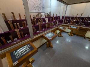 日本こけし館の系統別展示