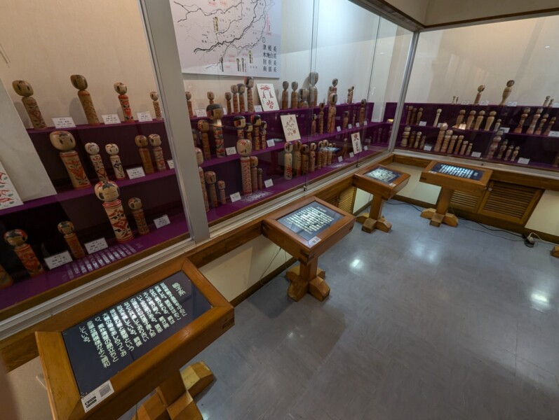 日本こけし館の系統別展示