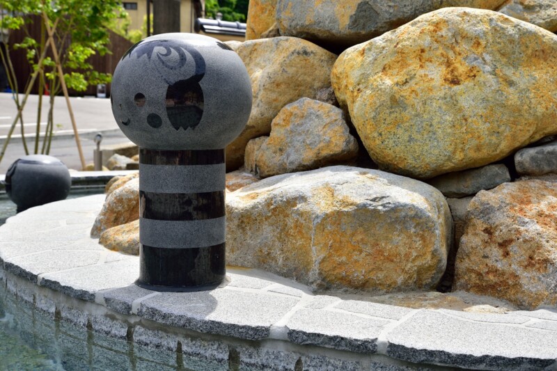 土湯温泉の足湯とマスコットキャラクターきぼっこちゃん