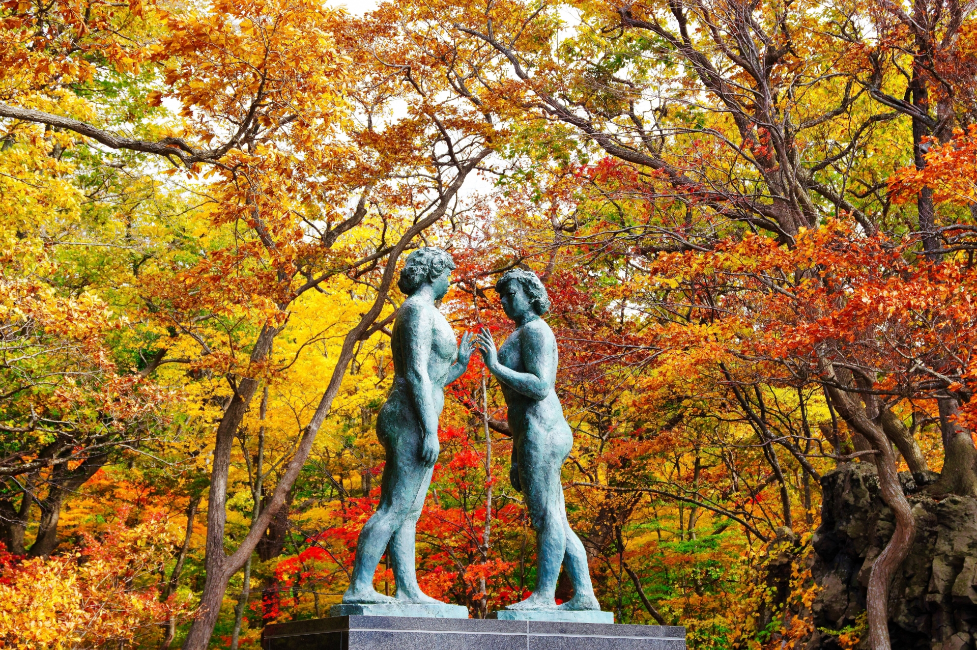 Feuilles d'automne et statue de la jeune fille (lac Towada)