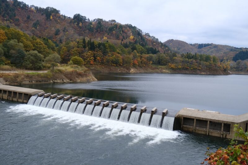 錦秋湖大滝(湯田貯砂ダム)