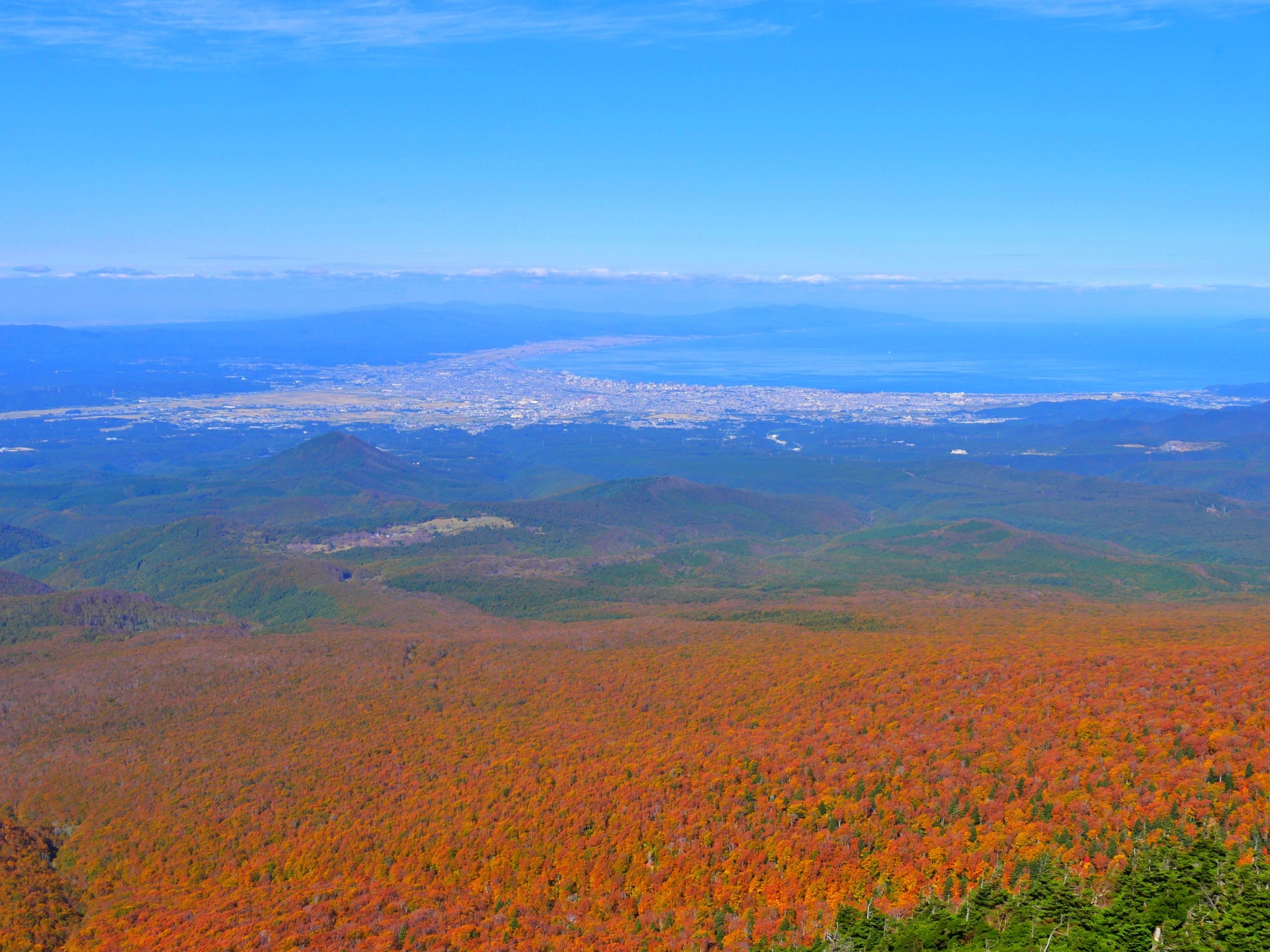 Feuilles d'automne sur le mont Hakkoda, avec la ville d'Aomori et la baie de Mutsu visibles en arrière-plan