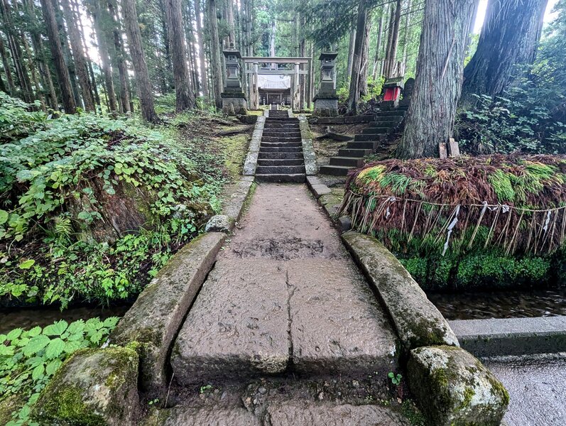 Approche du sanctuaire Takakura