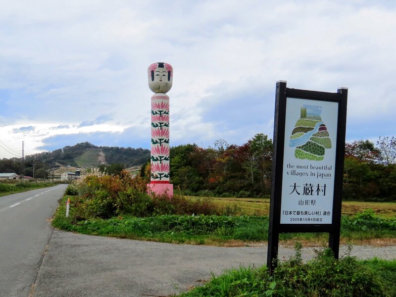Hijiori Onsen 的巨型木芥子娃娃
