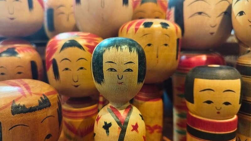 Kokeshi de montagne en bois à l'expression unique
