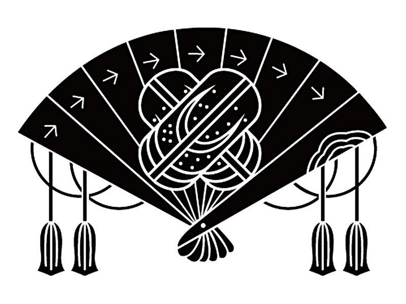 Les armoiries de la ville d'Akita (un éventail de cyprès orné d'une plume d'aigle)