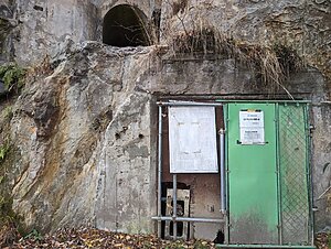 Puerta a los restos de la planta de energía del agua de Atago Shimo