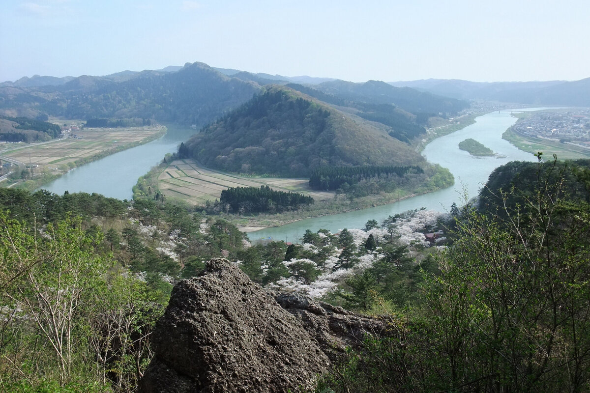 Large meanders of Mt. Nanaza and Yoneshiro River from "Kimimachisaka" ©Lande