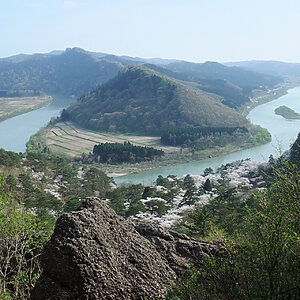 「きみまち阪」からの七座山と米代川の大蛇行 ©らんで