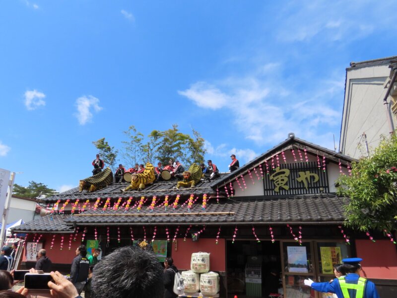 Tiger dance performed on the roof of Toraya