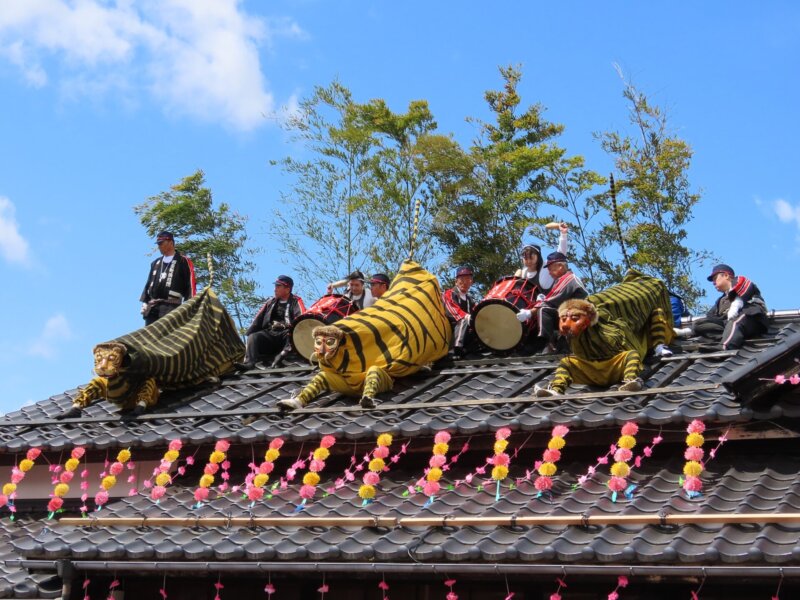 Tiger dance performed on the roof of Toraya ②