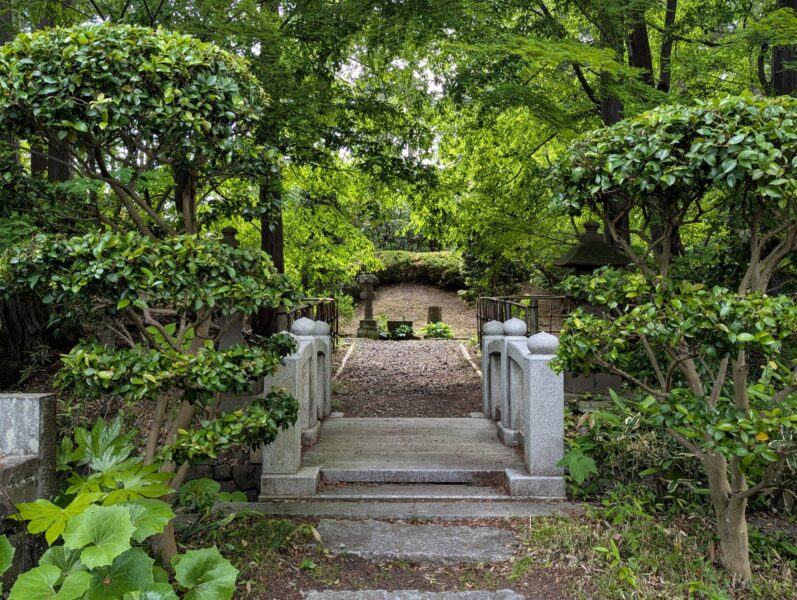 Puente sobre el foso que rodea a Ashzuka Date Masamune en el templo Daiganji