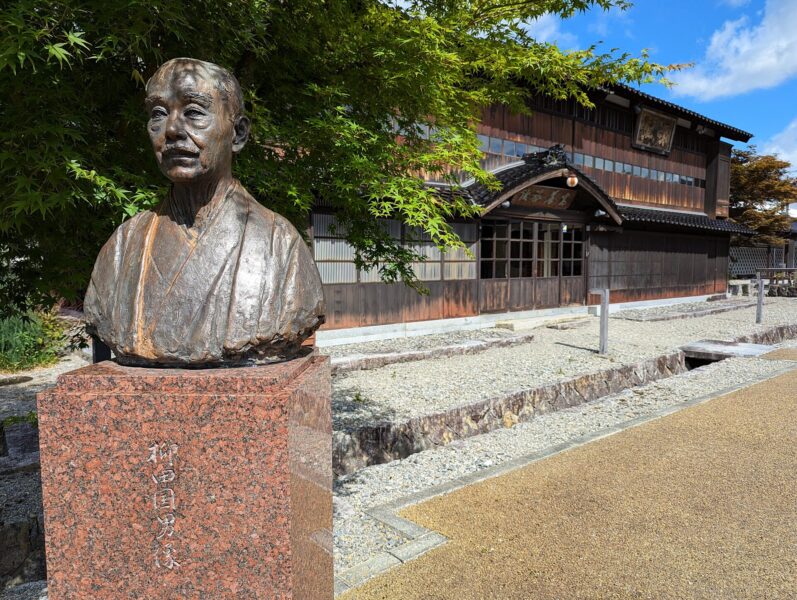 遠野市内の旧高善旅館と柳田国男像