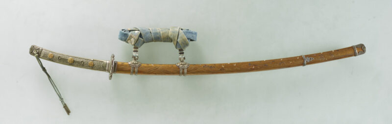Espada en forma de pinza con diseño de Shionoyama makie. Fuente: ColBase (Sistema Integrado de Búsqueda de Colecciones de los Institutos Nacionales de Patrimonio Cultural).