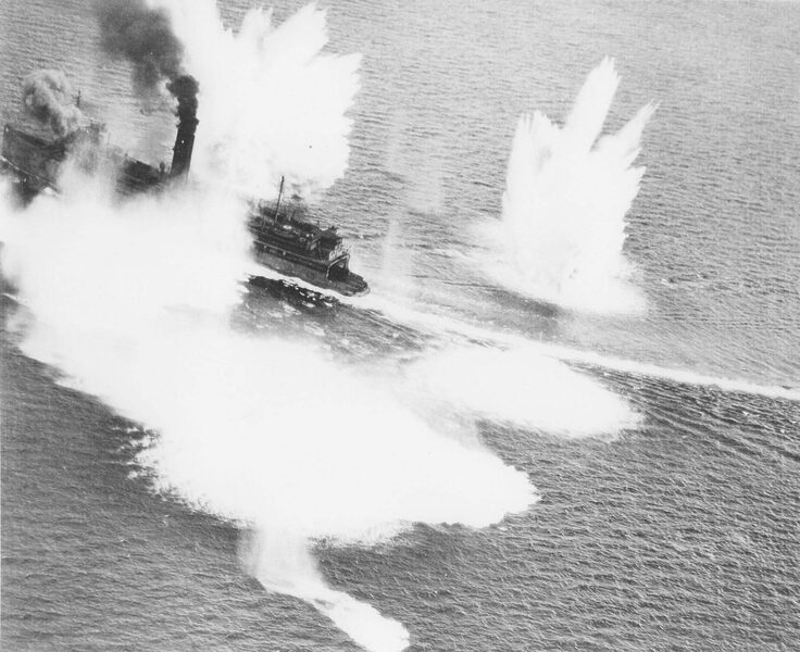 アメリカの週刊誌「ライフ」1945年8月13日号に掲載された1945年7月14日に青森港沖で爆撃を受ける翔鳳丸（出典：Wikipedia）