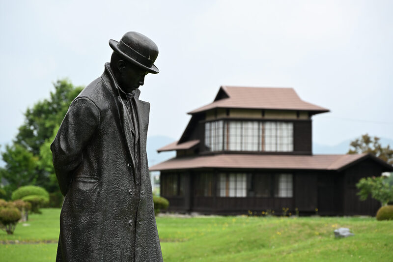 A statue of Kenji Miyazawa and his villa used as the "Rasuchijin Association"