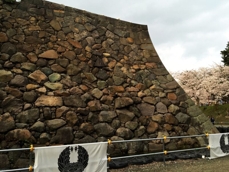 Muros de piedra del castillo de Hirosaki