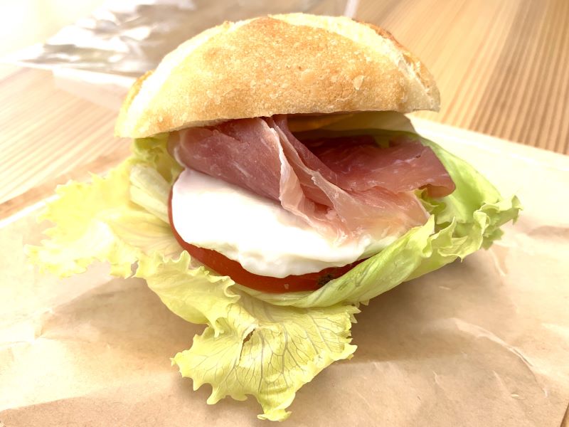 盛冈马苏里拉奶酪和杜仲茶火腿卡普雷塞三明治