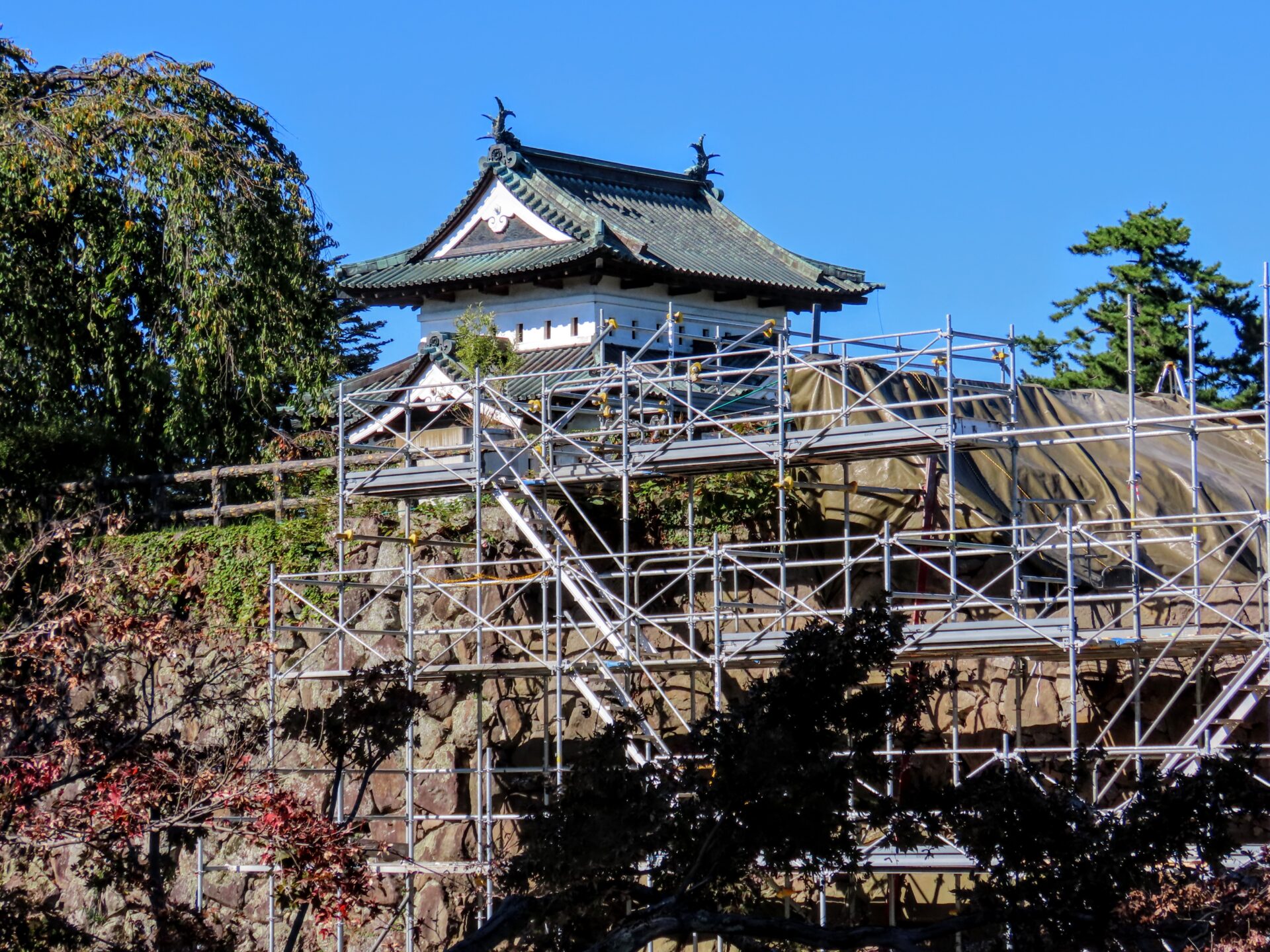 天守を丸々移動した弘前城｜曳屋で見せた文化財修理の最前線【青森県