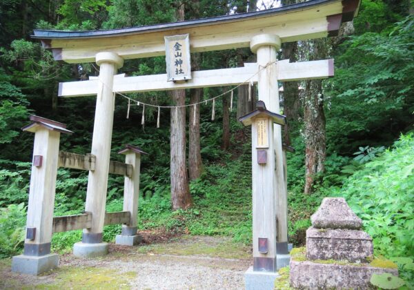 가나야마 신사의 도리이