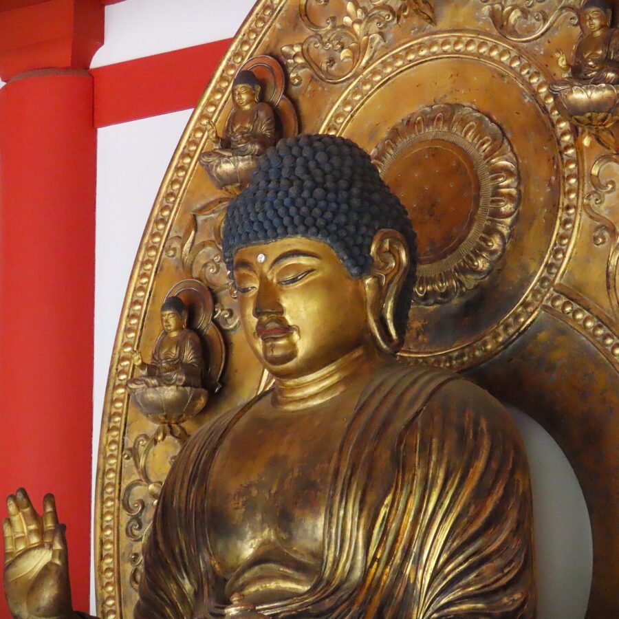 慧日寺の薬師如来坐像（復元）