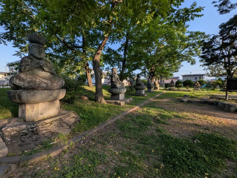 Los Cinco Budas de la Sabiduría consagrados en el lado este del parque