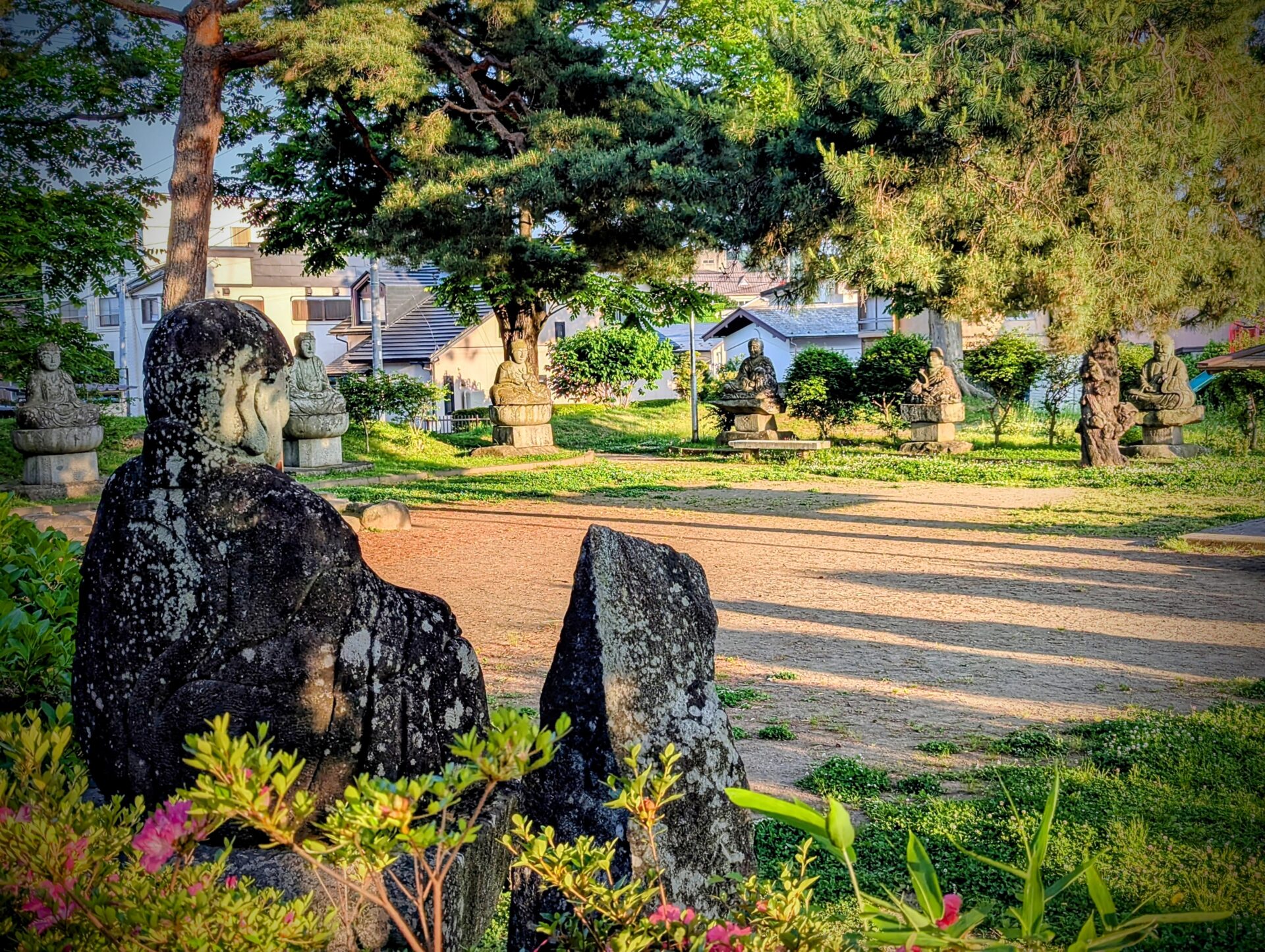 存在感のある石仏が立ち並ぶ不思議な公園｜盛岡市「らかん児童公園」の