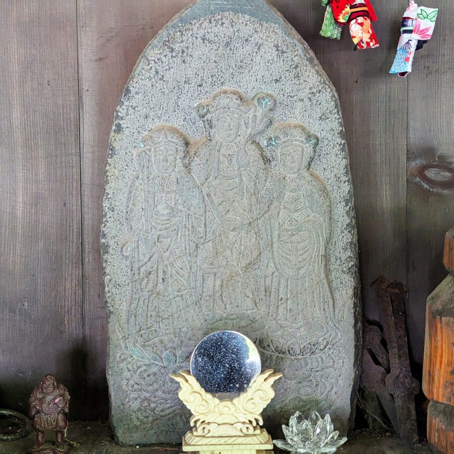 神社神社内刻有三位女神像的石碑