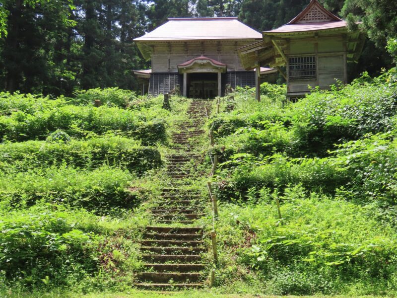 The grassy approach to Kanayama Shrine