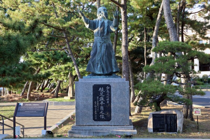 和歌山县田边市植芝盛平纪念馆内的植芝盛平扇子雕像