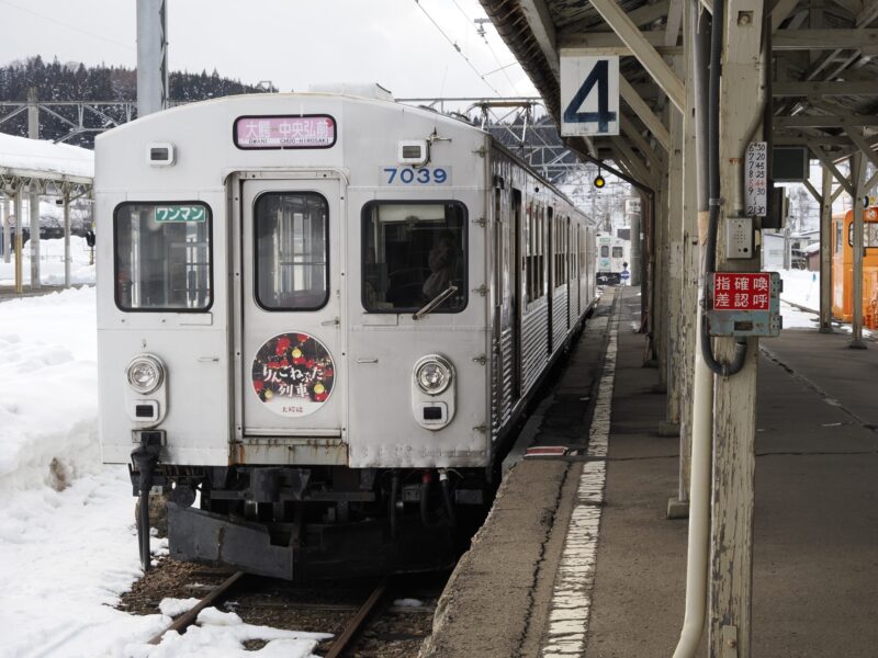 The "Apple Neputa Train" of the Konan Railway Owani Line stops at Owani Station