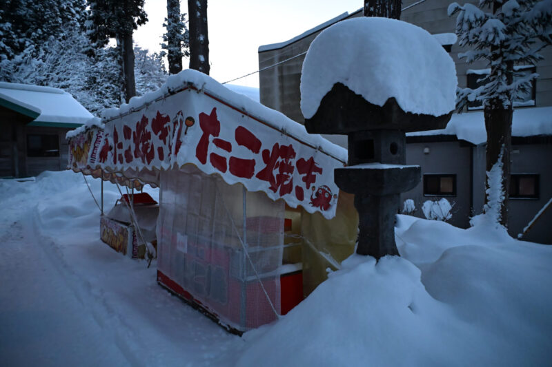 Una tienda de takoyaki en el camino hacia el Santuario Dainichireiki