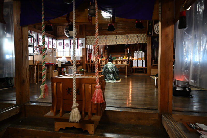 El sumo sacerdote realizando una oración