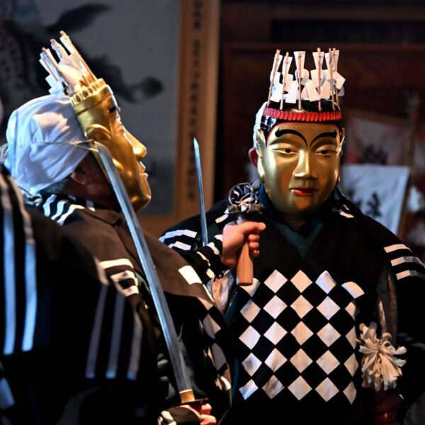 大日堂舞楽｜二柱の大日如来