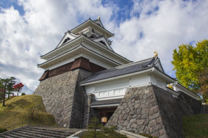 Le château de Kaminoyama actuel (une réplique du donjon)