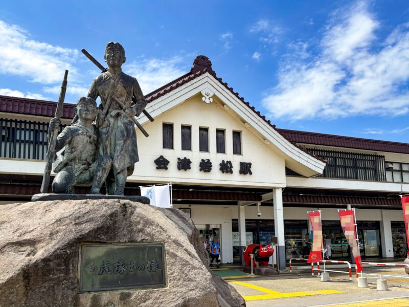 会津若松站前的白虎队士兵雕像