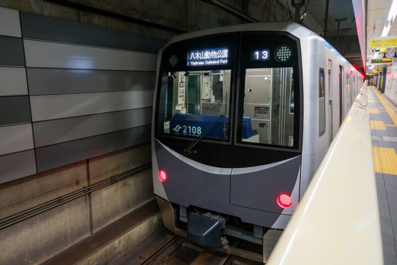 Tren de la serie 2000 en la línea Tozai del metro de la ciudad de Sendai