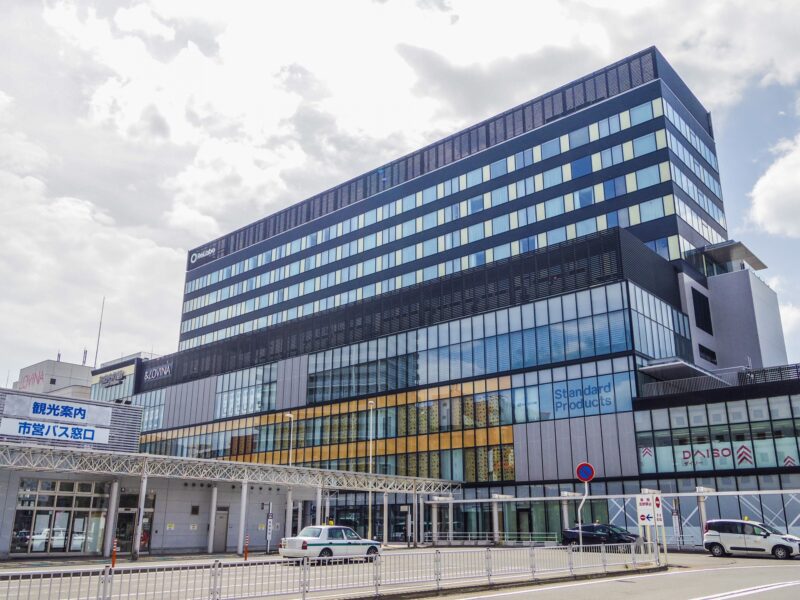 第五代车站大楼将于 2021 年开始运营，JR 青森站东口大楼将于 2024 年开放。