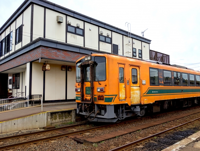 Gare et train de Kanagi sur la ligne Tsugaru