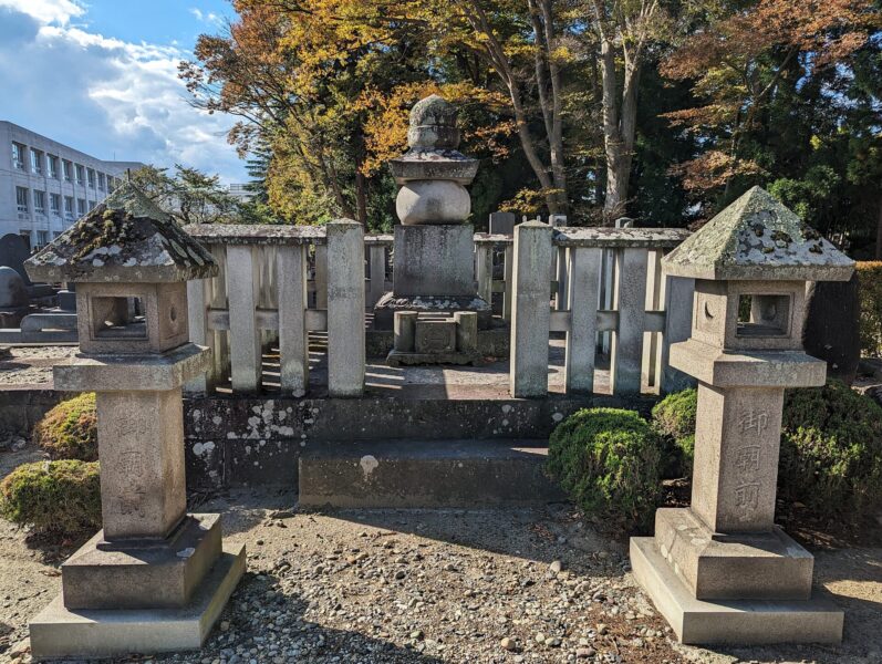 고젠지에 있는 모가미 요시미츠의 묘소(야마가타현 야마가타시)