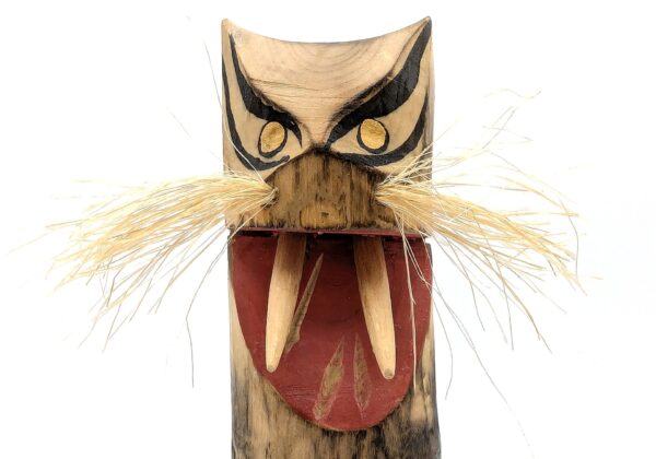 Muñeca kokeshi de gato Kasha (primer plano)