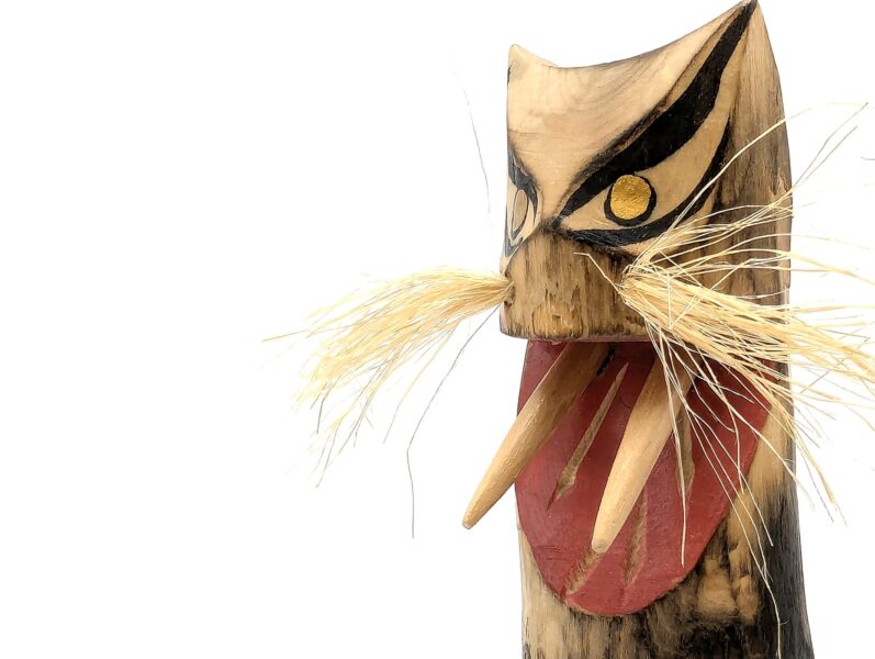 Kasha cat kokeshi doll (close-up at an angle)