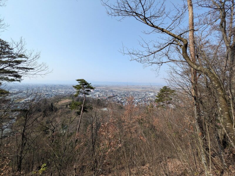 从舞鹤山和天童公园眺望天童城遗址。