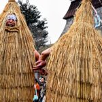 Le « Kase-dori », une incarnation divine vêtue d'un manteau de paille, fait partie d'un événement folklorique festif dans la ville de Kaminoyama, préfecture de Yamagata, accompagné des cris enthousiastes de « Kakkakka ! » Kasedori (ville de Kaminoyama, préfecture de Yamagata)